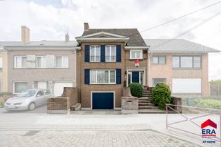 Indeling Kelder- Dubbele garage, wasplaats en berging Gelijksvloer- Inkomhal, apart toilet, living met cassette, keuken met ontbijthoek, veranda1e...