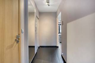 immo DAVID stelt voor: perfect instapklaar 2-slaapkamerappartement met garage en staanplaats<br /><br />Ontdek dit volledig gerenoveerde, ruime en lichtrijke appartement van 98 m², gelegen op de tweede verdieping van een kleinschalig gebouw.<br /><br />Het appartement omvat een inkomhal met vestiairekast, een ruime leefruimte met volledig geïnstalleerde open keuken, een apart toilet, nachthal, twee slaapkamers en een badkamer. Daarnaast beschikt het over een aangenaam zuidgericht terras, ideaal om volop van de buitenruimte te genieten.<br /><br />Een privatieve garage en staanplaats zijn eveneens inbegrepen.<br /><br />Dankzij de uitstekende ligging nabij de Ring, belangrijke invalswegen, het centrum van Brussel, scholen, openbaar vervoer, winkels, de fietssnelweg, UZ Jette en het Laarbeekbos, geniet u hier van een uitstekende bereikbaarheid.<br /><br />Het appartement is volledig instapklaar en beschikt bovendien over driedubbele beglazing, een gunstige EPC-score C en conforme elektriciteit. De combinatie van de ruime woonoppervlakte, de verzorgde afwerking, het zuidgerichte terras, de garage en staanplaats maakt dit appartement tot een bijzonder interessante opportuniteit.<br /><br />Contacteer immo DAVID snel voor meer informatie of een bezoek.