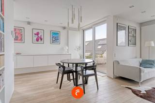 Uiterst lichtrijk appartement in een kleinschalige residentie (BJ: 2016). Gelegen op de 2de (bovenste) verdieping (met lift). Zeer...