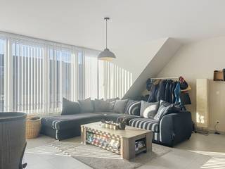 Lichtrijk en modern dakappartement op de tweede verdieping van dit stijlvol appartementsblokje (met lift). Grenzend aan de Markt, met al het nodige op wandelafstand en toch rustig op de bovenverdieping. Qua indeling omvat dit appartement een lichte leefruimte met open, volledige geïnstalleerde keuken, een slaapkamer, badkamer (met douche en toilet), wasplaats en een terras met open zicht. Door de rechte muren met veel glaswerk geniet dit appartement aangename lichtinvallen doorheen de dag en wordt het contact met de buitenomgeving maximaal benut zodat u een ideaal wooncomfort geniet. Verder beschikt dit appartement over een autostaanplaats, alsook voorziet het project een gemeenschappelijke fietsen- en vuilnisberging, Stedenbouwkundige inlichtingen in aanvraag.