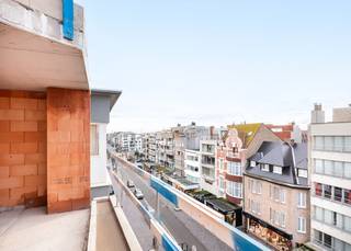 Résidence ZonZicht : Votre pied à terre sur la côte<br /> <br />Découvrez la résidence " ZonZicht ", un nouveau développement élégant dans le Zeelaan à Koksijde, à seulement une minute à pied de la plage. Le bâtiment, caractérisé par des lignes épurées et de grandes fenêtres, offre un maximum de lumière et une architecture intemporelle. La finition de haute qualité et l'utilisation de matériaux de qualité garantissent un confort de vie à long terme. <br /> <br />La résidence « ZonZicht » est idéale pour ceux qui recherchent une base confortable pour les vacances à Koksijde, avec une excellente accessibilité et la proximité du centre ville et de l'hôtel de ville, où de nombreuses activités ont lieu. En outre, ce projet constitue un investissement solide, avec des possibilités de location tant pour les vacances que pour toute l'année.<br /><br />Composition : Hall d'entrée avec espace garde-robe | Cuisine ouverte et entièrement équipée | Séjour ensoleillé donnant sur un balcon orienté ouest (6,33 m²) avec vue sur la mer sur le côté | Local de rangement avec possibilité de lave-linge | Salle de bain avec douche à l'italienne et lavabo dans le meuble | Toilette séparée avec lavabo |2 chambres donnant sur un balcon arrière (1,66 m²) | Cave privée | Abri à vélos commun | Espace poubelles commun.<br /> <br />Vivre à « ZonZicht », c'est profiter du confort, du style et d'une expérience côtière inégalée.