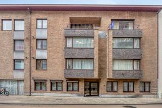 <p><span>Dit 1-slaapkamerappartement is uitstekend gelegen aan de Kapucijnenvoer 12 in het centrum van Leuven. Ideaal voor starters, studenten of als interessante opbrengsteigendom (huurwaarde ± €895/maand + kosten). Dankzij de centrale ligging bevinden Imec, Option, KU Leuven-faculteiten en het UZ Gasthuisberg zich op wandel- en fietsafstand.</span></p>
<p><span>Het appartement werd gebouwd in 1987/1988 en is tot op vandaag goed onderhouden. Met een bewoonbare oppervlakte van 62 m², een conforme elektriciteitskeuring, een gunstig EPC-label B (131 kWh/m² jaar) en geen asbest is deze flat volledig instapklaar.</span></p>
<p><span>Een autostaanplaats en ruime kelder zijn inbegrepen in de prijs. Daarnaast geniet je van een vlotte verbinding naar de E40/E314 en woon je op wandelafstand van het historische stadscentrum en het stadhuis van Leuven.</span></p>
<p><b><i>Heb je interesse en wil je als eerste dit appartement ontdekken? We trappen onze verkoop af met een exclusieve "Avant-première" op 29 &amp; 30 april. Plan jouw bezoek via onze website. De richtprijs is 274.000€ en de biedingstermijn sluit af op maandagavond 4 mei om 21u. Bekijk hieronder het "Avant-première" reglement.</i></b></p>
<p><span>Een aangename plek om te wonen, maar tegelijk ook een slimme investering met individueel verbruik. Kortom, zeker een bezoek waard. Voor meer informatie of een afspraak kan je contact opnemen met vastgoedadviseur Jos Vanvlasselaer via 0499/27 85 10 of jos.vanvlasselaer@living-stone.be. Tot snel!</span></p>
