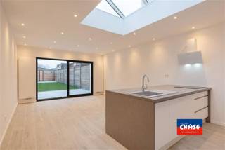 <p><span>WILRIJK - BIST | VOLLEDIG GERENOVEERDE RIJWONING MET DRIE SLAAPKAMERS, TWEE BADKAMERS EN TUIN | EPC B |</span></p><p><span>Indeling als volgt: gelijkvloers: inkom/traphal - slaapkamer vooraan - moderne badkamer met inloopdouche, lavabomeubel en hangtoilet - berging met condensatieketel en aansluiting wasmachine - lichtrijke woonkamer met open, geïnstalleerde keuken - mooie tuin met aangelegde terrassen.</span></p><p><span>Eerste verdieping: twee slaapkamers - tweede moderne badkamer met inloopdouche, lavabomeubel en hangtoilet. Elektriciteit conform het AREI en zonnepanelen. Asbestveilig.</span></p><p><span>Gelegen in een rustige woonwijk met in de onmiddellijke nabijheid winkels, scholen en openbaar vervoer.</span></p>
