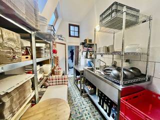 Magnifieke goeddraaiende pizzeria in hartje Oostende zoekt overnemer. Typisch italiaanse pizzeria volledig ingericht voor afhaal zoekt een overnemer. De zaak is kraaknet en volledig uitgerust, toonbanken, frigo's, frigocel, pizzaoven, klein materiaal,....Na het betalen van de overnameprijs kan de zaak onmiddellijk geopend worden door de koper. Alle materiaal zit inbegrepen. De overnameprijs bedraagt 89 000 euro. Het handelsgelijkvloers heeft slechts een huurprijs van 500 euro/maand. Onmiddellijk vrij of af te spreken. Contacteer ons voor een vrijblijvend bezoek 📞050 73 33 37 📩info@immowoon.be 💻www.immowoon.be