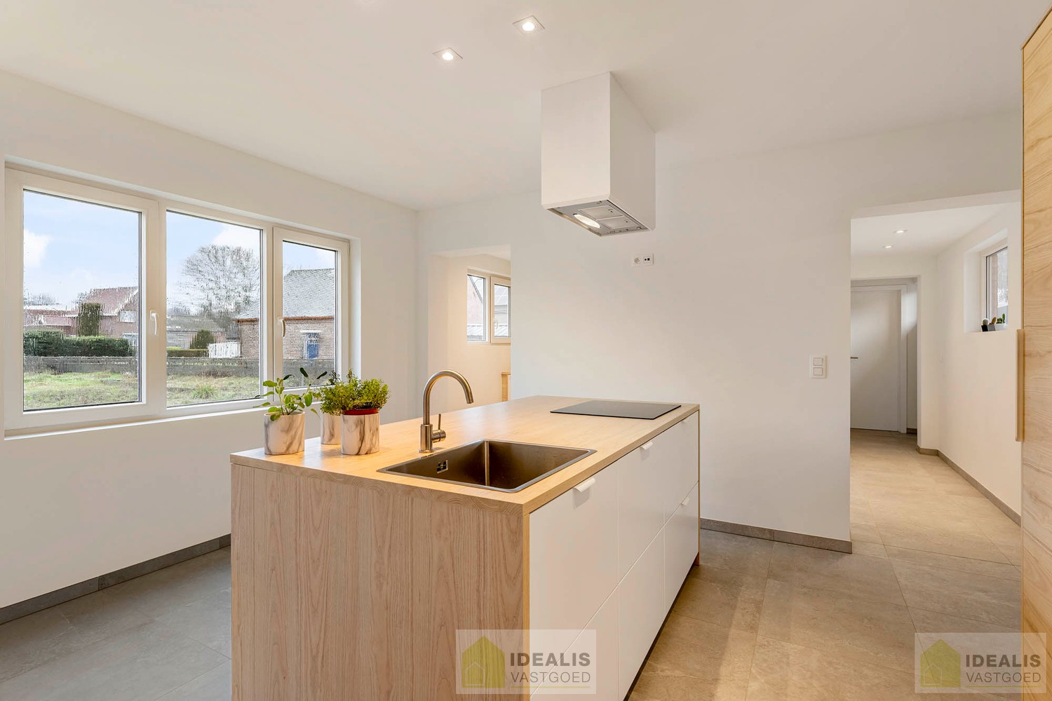 IDEALIS VASTGOED – Schitterend volledig vernieuwde woning met een heerlijke open leefruimte, luxe keuken, 3 ruime slaapkamers, twee badkamers én een ruime wasplaats! Dit heerlijke huis bevindt zich op een perceel van maar liefst 7a 94ca vlak bij het centr - foto 5
