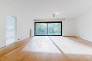 Tel: 0456 12 69 37 / E-mail: kilian.f@weinvest.be<br /><br />We Invest offers you a superb 3-bedroom apartment in a green neighborhood of Woluwe-Saint-Pierre. Located on the 2nd floor of a building with an elevator, it is composed as follows: Entrance hall with WC and laundry room, a bright living room opening onto a large south-facing terrace (10 m²), a fully equipped kitchen, 3 bedrooms, a bathroom and a shower room.<br /><br />As an option, you can have access to a parking space and a cellar which can be added to your rental.<br /><br />Located close to Parc Malou and Parc des Sources, the Fallon Stadium, various schools, Racing White Woluwe, sports centers, the Promenade Verte for cycling enthusiasts, Stockel Square Shopping Center and public transport.<br /><br />Rent: €1525/month<br />Charges: €280/month (maintenance of common areas, hot water and heating).<br />PEB: C<br /><br />Available from June 1st, 2026! Minimum 3-year lease!<br /><br />Visit without delay! For more exclusive properties, visit www.weinvest.be