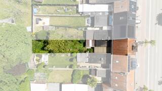 <p>Te koop: Woning in Kapelstraat, Temse, met prachtige tuin van ongeveer 250 m².</p>
<p>Deze woning uit 1958 ligt op een toplocatie in Temse, dichtbij voorzieningen en met vlotte verbindingen. De ruime tuin biedt volop mogelijkheden voor ontspanning en buitenleven. Binnen kan je de woning volledig inrichten naar eigen stijl, waardoor dit een ideale kans is voor wie zijn droomhuis wil creëren.</p>
<p>Belangrijkste ruimtes:<br />• Hal (8 m²) met toegang tot de leefruimte<br />• Keuken (10 m²) klaar voor persoonlijke inrichting<br />• Living (25 m²) met veel lichtinval<br />• Veranda (20 m²) met zicht op de tuin<br />• Tuin (250 m²) ideaal voor tuinliefhebbers<br />• Slaapkamer (24 m²) en tweede slaapkamer (12 m²)<br />• Badkamer (3 m²) met douche en toilet<br />• Bergingen (10 m² en 3 m²) voor extra opslag<br />• Zolder (50 m²) bereikbaar via vaste trap dat kan dienen als 3de slaapkamer<br />• Nachthal (7 m²)</p>
<p>Troeven:<br />• Prachtige tuin van 250 m²<br />• Volledig in te richten naar eigen stijl<br />• Toplocatie in Temse</p>
<p>Neem vandaag nog contact op met je ERA-makelaar voor een bezoek JOUW DROOMHUIS. ZO GEVONDEN!</p>