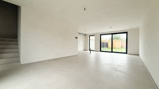Ontdek deze moderne nieuwbouwwoning in de Asbergstraat 22A in Koersel, ideaal voor wie op zoek is naar een comfortabele, energiezuinige en instapklare woning. Met een bewoonbare oppervlakte van maar liefst 187 m² en 3 slaapkamers biedt deze woning alle ruimte voor aangenaam en hedendaags wonen.<br /><br />De woning wordt volledig afgewerkt aangeboden, waarbij de volledige afwerking inbegrepen is in de prijs. Zo hoef je je geen zorgen te maken over bijkomende afwerkingswerken en kan je na aankoop meteen genieten van jouw nieuwe thuis!<br /><br />Ook op vlak van energiezuinigheid scoort deze woning uitstekend. Dankzij de warmtepomp en de aanwezige zonnepanelen geniet je van een duurzame manier van verwarmen en een toekomstgerichte woonoplossing. Bovendien beschikt de woning over een onderhoudsvriendelijke tuin, waar je in alle rust kan ontspannen en genieten van het buitenleven zonder al te veel tuinonderhoud.<br /><br />Pluspunten:<br />- Bewoonbare oppervlakte van 187 m²<br />- 3 slaapkamers<br />- Volledige afwerking inbegrepen in de prijs<br />- Energiezuinige verwarming op warmtepomp<br />- Zonnepanelen aanwezig<br />- Onderhoudsvriendelijke tuin<br /><br />Prijsverdeling:<br />- Grondwaarde: € 110.000 + 12% registratierechten (€ 13.200)<br />- Constructiewaarde: € 293.000 + 21% btw (€ 61.530)<br />- Totale aankoopprijs: € 477.730<br /><br />De totale aankoopprijs bedraagt € 477.730, inclusief de grondwaarde, de constructiewaarde, de registratierechten en de btw. Een mooie kans om te investeren in een volledig afgewerkte nieuwbouwwoning!<br /><br />Maatregelen opgenomen in het Maatregelenregister: nee<br /><br />Voor een bezichtiging of meer informatie, bel ons op 078/78.78.70 of spring gerust eens binnen in ons kantoor – je bent altijd welkom!