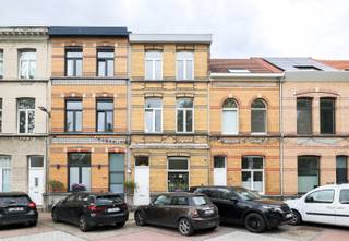 <p>Sommige woningen hebben gewoon… karakter.<br />En deze charmante woning in het geliefde Oud-Berchem heeft daar duidelijk geen gebrek aan.</p>
<p>Alsof wonen in deze buurt op zich nog niet voldoende reden is om verliefd te worden, woon je hier ook nog eens pal tegenover het Villegaspark. Dus: ochtendwandelingen, apero’s in het groen of kinderen die nog “heel even” willen spelen liggen hier letterlijk aan je voeten. Voeg daar nog gezellige horeca, leuke winkels, vélo’s, tram en Berchem station aan toe, en je begrijpt waarom mensen hier zo graag blijven plakken.<br /><br />Binnenkomen doe je op een speels tegeltje dat meteen de toon zet. Vooraan wacht een strakke, kwalitatieve keuken waar koken net iets leuker wordt dankzij het grote raam met zicht op het park. Veel licht, veel kastruimte en helemaal mee met vandaag! Hier krijg je spontaan zin om uitgebreid te ontbijten of nog snel een pasta in elkaar te steken voor vrienden die “toevallig” blijven hangen.<br /><br />Verder wandel je richting eetplaats en helemaal achteraan ontvouwt zich de gezellige leefruimte. En die indrukwekkende raampartijen? Die trekken het buitengevoel moeiteloos mee naar binnen. Licht, lucht en ruimte vloeien hier perfect samen.</p>
<p>Aansluitend ligt de gezellige stadskoer: privé, rustig en ideaal voor lange zomeravonden, een koffietje in de zon of een glaasje terwijl de dag stilletjes uitbolt.</p>
<p>Op de tussenverdieping vind je een open ruimte die vandaag dienst doet als slaapkamer, maar evengoed perfect kan werken als speelruimte, hobbyplek of home office. Inclusief apart gastentoilet (altijd handig).<br /><br />De eerste verdieping telt 1 ruime slaapkamer en een royale badkamer met bad, douche, dubbele lavabo en toilet.<br />Helemaal boven wachten nog 2 volwaardige kamers. Ideaal voor een groot gezin, logés of gewoon voor wie graag wat extra ruimte heeft.<br /><br />De woning werd sinds 1999 liefdevol bewoond en doorheen de jaren grondig gerenoveerd.<br />Denk: volledig gestript, vernieuwd dak, elektriciteit, leidingen, vloeren, badkamer, keuken… alles met zorg aangepakt. Het resultaat? Een instapklare woning met charme en comfort. Inclusief EPC C, conforme elektriciteit, zonnepanelen, airco, dubbele beglazing en een condensatieketel.<br />En er is ook nog een kelder. Want opbergruimte kan je nooit genoeg hebben!<br /><br />Een warme gezinswoning vol licht, liefde en sfeer, op een plek waar je eigenlijk nooit meer weg wil.</p>
- Topligging tegenover het Villegaspark<br />- Gelegen in populair Oud-Berchem<br />- Veel lichtinval dankzij grote raampartijen<br />- Gezellige stadskoer (ca. 20 m²)<br />- Kwalitatieve keuken<br />- Zonnepanelen &amp; airco<br />- AREI conform<br />- EPC C<br />- Kelder<br />- Grondig gerenoveerd doorheen de jaren<br />- Vraagprijs = richtprijs<br /><br />Wg, Vg, Gvkr, Gmo, Gvv