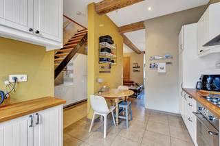 <p>Op een strategische locatie dichtbij de autosnelweg en het centrum van <strong>Aalst en Erembodegem</strong> bevindt zich deze instapklare woning met <strong>3 slaapkamers</strong>. Deze woning is door de jaren heen goed onderhouden. We betreden de woning via de inkomhal, waar men via een zijsprong de <strong>volledig uitgeruste keuken</strong> betreedt. Via de keuken komen we in de <strong>gezellige leefruimte</strong> terecht. Verder is deze ook nog voorzien van een eetplaats en een <strong>ruime berging</strong>. Via de eetplaats komt men in de <strong>gezellige tuin,</strong> die goed onderhouden is en voorzien is van een <strong>terras</strong>. Via de <strong>losweg</strong> die achter de tuin loopt, kan men gemakkelijk bezoek binnenlaten of vuilnisbakken buitenzetten. Via deze weg kan men ook zeer gemakkelijk het park van Aalst betreden, namelijk de <strong>Osbroek</strong>. Via een vaste trap betreden we de eerste verdieping, die voorzien is van <strong>twee slaapkamers</strong> en een badkamer. De badkamer is voorzien van een <strong>inloopdouche met een toilet</strong>. De tweede verdieping kunnen we ook betreden via een vaste trap. Hier bevindt zich ook nog een <strong>derde slaapkamer</strong> die voorzien is van een extra ruimte. Verder zijn de <strong>raampartijen vernieuwd,</strong> alsook de voordeur. De woning is ook voorzien van <strong>13 zonnepanelen</strong> met groenestroomcertificaten. <strong>EPC(A) - Tuin - Terras - Elektriciteit Conform</strong></p>