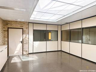 Gelegen in Berchem bevindt zich dit ruime en veelzijdige handelspand met een totale oppervlakte van circa 1.300m².<br /><br />Het pand omvat circa 1.000 m² op het gelijkvloers, ingericht als een combinatie van ruime opslagruimte en verschillende kantoorruimtes. Op de eerste verdieping bevindt zich nog eens circa 300 m² aan kantoorruimte. Het gebouw beschikt over afzonderlijke sanitaire voorzieningen voor mannen en vrouwen en een gedeeltelijk ingerichte keuken voor het personeel. Dankzij de royale oppervlaktes en flexibele indelingsmogelijkheden leent het pand zich uitstekend voor diverse professionele activiteiten. <br /><br />Dankzij de praktische indeling en ruime oppervlakte vormt dit pand een interessante oplossing voor bedrijven die op zoek zijn naar een combinatie van magazijn, opslag en kantoorruimte.<br /><br />Onmiddellijk beschikbaar.