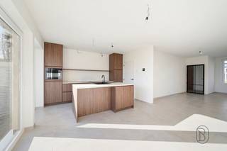 Ontdek wonen op z’n best in Sint-Elooistraat, Anzegem: 4 halfopen nieuwbouwwoningen die comfort, energiezuinigheid en hedendaagse architectuur perfect combineren.
Elke woning is ontworpen met een doordachte indeling en uitgerust met de nieuwste technieken voor maximaal wooncomfort en lage energiekosten. De leefruimte voelt ruim en licht aan en sluit mooi aan op een moderne woonbeleving—ideaal voor gezellige momenten met familie en vrienden.
Op de verdieping bevinden zich 3 volwaardige slaapkamers en een stijlvolle badkamer waar je helemaal tot rust komt. Extra troef: een zolderruimte bereikbaar via een vaste trap. Perfect als hobbyruimte, bureau, extra bergruimte of om later verder af te werken volgens jouw plannen.
Troeven op een rij:
- Energiezuinig wonen dankzij moderne technieken
- 3 slaapkamers en een comfortabele badkamer
- Zolder via vaste trap: extra ruimte met mogelijkheden
Meer informatie of een bezoek? Contacteer emiel@immobeguin.be
