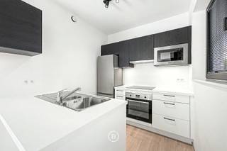 Situé dans un environnement calme, à proximité de l’Avenue Paul Hymans, ce magnifique appartement se trouve au deuxième étage d’un immeuble récent. Avec une superficie habitable de 63 m² et une terrasse, ce bien offre un cadre de vie agréable où confort et qualité sont au rendez-vous.<br /><br />Dès l’entrée, vous découvrez un hall d’entrée avec toilettes invités et une buanderie pratique. La cuisine ouverte entièrement équipée s’intègre harmonieusement au spacieux séjour, baigné de lumière naturelle grâce aux grandes baies vitrées. Le salon donne directement accès à la terrasse.<br /><br />L’appartement comprend une chambre (14 m²) ainsi qu’une salle de douche. Une cave privative complète l’ensemble. Un local à vélos commun est également disponible, ainsi qu’une possibilité de louer un emplacement de parking.<br /><br />Ce bien se distingue par ses finitions de qualité et ses équipements modernes : double vitrage, porte blindée, parlophone, système de ventilation double flux, adoucisseur d’eau, placards intégrés, rideaux et luminaires.<br /><br />Grâce à son emplacement recherché, ses finitions soignées et son agréable espace extérieur, cet appartement séduit immédiatement.<br /><br />Charges communes : 115€/mois<br />Provision eau et chauffage : 150 €/mois
