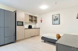 <p><span>Op zoek naar een slimme investering of een ideale uitvalsbasis voor studerende kinderen? Deze charmante studio, gelegen aan de Brouwersstraat 25 bus 002 in Leuven, biedt een unieke combinatie van ligging, comfort en rendement.</span></p>
<p><span>De studio bevindt zich binnen de Leuvense binnenring, met verschillende campussen op wandelafstand. Bovendien geniet je van een groene en rustige omgeving dankzij de ligging recht tegenover het Bruulpark.</span></p>
<p><span>Met een bewoonbare oppervlakte van 23 m² is de ruimte optimaal ingedeeld en voorzien van alle nodige comfort. De studio werd volledig gerenoveerd in 2019 en beschikt over een praktische kitchenette en een eigen badkamer. Dankzij het gunstige EPC-label B is het bovendien een energiezuinige keuze.</span></p>
<p><span>Gelegen in residentie Asteria is dit pand uitermate geschikt voor studenten of als investering met aantrekkelijk verhuurpotentieel.</span></p>
<p><strong><span>Troeven op een rij:</span></strong></p>
<ul>
<li><span>Topligging binnen de ring van Leuven</span></li>
<li><span>Campussen op wandelafstand</span></li>
<li><span>Uitzicht op en nabijheid van Bruulpark</span></li>
<li><span>Volledig gerenoveerd in 2019</span></li>
<li><span>Energiezuinig (EPC B)</span></li>
<li><span>Bewoonbare oppervlakte: 23 m²</span></li>
<li><span>Kitchenette en private badkamer</span></li>
<li><span>Ideaal als investering of voor studerende kinderen</span></li>
</ul>
<p><span>Interesse? Contacteer ons vandaag nog voor meer informatie of een bezoek!</span></p>