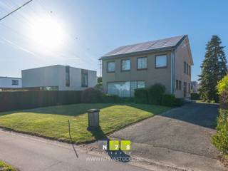 <p><span><strong>VRIJSTAANDE WONING MET 4 SLAAPKAMERS OP EEN PERCEEL VAN 9A72CA TE MAASEIK <br /><br />TROEVEN<br /></strong>- Gelegen dichtbij het centrum van Maaseik. Alle belangrijke voorzieningen in de buurt!<br />- Vlotte verbinding naar omliggende steden en de grens met Nederland.<br />- Prijs is onderhandelbaar! <br />- Kwalitatieve materialen met een hoogwaardige afwerking.<br />- EPC-label C. Geen renovatieverplichting! Spouwisolatie, vloerisolatie en dakisolatie aanwezig.<br />- Zonnepanelen met groenestroomcertificaten. <br />- Aanwezigheid van airco in verschillende ruimten. <br />- Rolluiken. <br />- Ruime woning met een behoorlijke bewoonbare oppervlakte.<br />- Inpandige garage. <br />- 2 terrassen met zicht op de prachtige achtertuin. <br />- Ruime voortuin met lange oprit. <br /><strong><br /></strong><strong>KELDERVERDIEPING -1 <br /></strong>- Kelderruimte 1 (4,23m x 7,00m = 29,61m²): inpandige garage, elektrische poort, omvormer zonnepanelen, betonvloer. <br />- Kelderruimte 2 (3,84m x 4,24m = 16,28m²): bergruimte, betonvloer. <br />- Kelderruimte 3 (4,70m x 5,90m = 27,73m²): watervoorziening, berging, betonvloer. <br />- Kelderruimte 4 (2,50m x 3,66m = 9,15m²): brander, stookolietank, Buderus-brander van 2012, betonvloer. <strong><br /><br />GELIJKVLOERS 00<br /></strong>- Inkomhal ((1,10m x 0,90m) + (1,90m x 2,31m) + (1,97m x 2,76m) = 10,82m²) : trap naar verdieping 1, tegelvloer. <br />- Woonkamer (4,73m x 8,66m = 40,96m²): veel lichtinval dankzij grote raampartijen, airco, sierhaard, schuifraam naar het terras, vloerconvectoren, parket. </span><br /><span>- Keuken (4,23m x 3,47m = 14,68m²): ingerichte keuken met eikenhout: onderkasten, bovenkasten, lades, keramische kookplaat, oven, combi-oven, koelkast, vaatwasser, tegelvloer. </span><br /><span>- Toilet (0,95m x 1,50m = 1,43m²): zittoilet, spoelbakje, wandbetegeling, tegelvloer. </span><br /><span>- Bureau (4,25m x 3,00m = 12,75m²): muziekinstallatie, parket. </span><br /><span>- Terras ((2,12m x 7,00m) + (2,12m x 6,50m) = 28,62m²): mooi zicht op de achtertuin, tegelvloer. </span><br /><br /><span><strong>VERDIEPING</strong> <strong>+01 </strong></span><br /><span>- Overloop ((1,70m x 5,60m) + (1,00m x 4,30m) = 13,82m²): trap naar het gelijkvloers, luik naar de zolder, parket. <br />- Badkamer ((1,04m x 0,84m) + (3,20m x 2,07m) = 5,74m²): ingericht badmeubel met dubbele lavabo, onderkasten, kolomkasten, spiegel; hangtoilet, ligbad met douchescherm, wandbetegeling, deur naar terras op verdieping 1, tegelvloer. <br />- Slaapkamer 1 (4,70m x 4,50m = 21,15m²): airco, parket. <br />- Slaapkamer 2 (3,62m x 3,81m = 13,79m²): inbouwkasten, parket. <br />- Slaapkamer 3 (3,10m x 3,55m = 11,01m²): inbouwkasten, parket. <br />- Slaapkamer 4 (3,28m x 4,28m = 14,04m²): airco, inbouwkasten, parket.<br />- Terras (3,70m x 2,12m = 7,84m²): mooi zicht op de achtertuin, tegelvloer. <br /><br /><strong>ZOLDERVERDIEPING</strong> <strong>+02 (9,16m x 3,50m = 32,06m²): </strong>betonvloer. </span><br /><br /><span><strong>EXTERIEUR | </strong>r</span><span>uime voortuin en achtertuin. <strong><br /></strong><br /><strong>36 ZONNEPANELEN SINDS 31/07/2012</strong><br />- De groencertificaten zullen overgedragen worden aan de koper, de kosten van registratie zijn hierop niet van toepassing! Vraag hierna achter jouw bezoek.<br />- In de verkoopprijs zit het volledige zonnepanelensysteem begrepen (zonnepanelen, omvormer, collectoren e.a. toebehoren).<br /><br /><br />Bekijkt u deze advertentie via een aanverwante vastgoedsite, surf dan zeker naar onze website <strong>www.N78vastgoed.be</strong> voor een uitgebreide beschrijving en foto's. <strong>Meer info: +32 (0)89 86 18 88 of info@N78vastgoed.be.</strong></span></p>