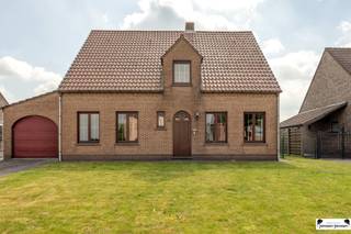 Spacious family home with 3 to 4 bedrooms, basement on a central location!Located in an excellent location in the cozy Wuustwezel, close to public...