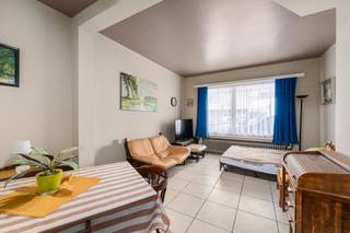 <strong>Knokke: Te renoveren gelijkvloers appartement te koop met 1 slaapkamer op toplocatie in de Paul Parmentierlaan.</strong><br /><br />Bent u op zoek naar een appartement dat u volledig naar uw eigen smaak kunt renoveren? Dan is dit gelijkvloers appartement, gelegen in de gegeerde Paul Parmentierlaan te Knokke, zeker een bezoek waard. Het pand biedt een uitstekende basis voor wie op zoek is naar een renovatieproject met veel potentieel op een toplocatie aan de kust.<br /><br /><strong>De renovatieverplichting is van toepassing!</strong><br /><br /><strong>Indeling: </strong><br />Inkomhal, lichtrijke leefruime, keuken, 1 volwaardige slaapkamer, badkamer met ligbad en toilet. <br /><br /><strong>Troeven: </strong>
<ul><li>Centrale ligging in Knokke.</li><li>Op wandelafstand van het strand.</li><li>Veel renovatiepotentieel.</li><li>Ideaal als investering of tweede verblijf.</li><li>Ruime privatieve kelderberging.</li></ul>
Meer informatie? Contacteer Ayita op 0496 13 43 12 of via ayita@eraservimo.be