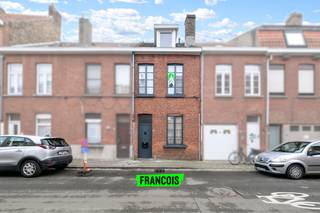 In een rustige en kindvriendelijke woonomgeving in Sint-Kruis, op korte afstand van het centrum van Brugge, bevindt zich deze verzorgde en instapklare woning. Dankzij de combinatie van een praktische indeling, lichtrijke leefruimtes en een aangename tuin vormt dit pand een ideale gezinswoning.<br /><br />Bij het binnenkomen wordt u verwelkomd in de inkomhal, die toegang biedt tot een polyvalente ruimte op het gelijkvloers. Deze kan perfect dienen als berging, fietsenstalling of zelfs als extra (vierde) slaapkamer of bureau. Verder vindt u een gezellige leefruimte met eetplaats, een functionele keuken en een apart gastentoilet. Achteraan ligt een mooi aangelegde en goed onderhouden tuin, waar u in alle rust kan genieten.<br /><br />Op de eerste verdieping bevinden zich twee ruime en volwaardige slaapkamers. De tweede verdieping herbergt een derde slaapkamer en een comfortabele badkamer, uitgerust met zowel een ligbad als een inloopdouche.<br /><br />Deze woning biedt niet alleen onmiddellijk wooncomfort, maar ook flexibiliteit dankzij de extra ruimte op het gelijkvloers. In combinatie met de gunstige ligging nabij winkels, scholen en het centrum van Brugge, is dit een uitstekende opportuniteit voor wie op zoek is naar een praktische en aangename thuis.<br /><br />Interesse? Contacteer Demetrio via demetrio@immofrancois.be<br /><br /> of 0474 90 37 80 voor een bezoek.<br /><br />