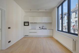 Op zoek naar een eerste eigen stek, een comfortabele woonoplossing voor studerende kinderen of een interessante investering? Dit instapklare appartement in de Antoon Sanderusstraat 5A in Gent biedt heel wat mogelijkheden.<br /><br />Het appartement bevindt zich op de eerste verdieping van een kleinschalig gebouw en beschikt over een bewoonbare oppervlakte van circa 40 m². De leefruimte met open keuken vormt een aangename plek om te wonen, terwijl de aparte slaapkamer en de verzorgde badkamer zorgen voor het nodige comfort. Dankzij de renovatie in 2021 is het appartement bovendien modern afgewerkt en meteen klaar voor gebruik.<br /><br />Ook op energetisch en technisch vlak zit je goed, met een EPC-label B, een conforme elektrische installatie en een asbestveilig attest. Een bijzonder pluspunt is het gebouw zonder syndicus, waardoor er zo goed als geen gemeenschappelijke kosten zijn. Dat maakt het appartement niet alleen aantrekkelijk voor wie betaalbaar wil wonen, maar ook voor wie op zoek is naar een investering met beperkte vaste lasten.<br /><br />Neem contact op bij interesse! <br /><br />Bestuursmaatregelen in het maatregelenregister: nee<br /><br />Deze AI-visualisaties zijn bedoeld als inspiratie. Er werd geen rekening gehouden met technische specificaties, stedenbouwkundige voorschriften of de concrete mogelijkheden tot realisatie.