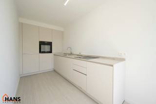 Dit verzorgd appartement op de eerste verdieping combineert een rustige ligging met een vlotte bereikbaarheid. Het appartement werd recent gerenoveerd en omvat een inkomhal met vestiairekast, een apart gastentoilet, een ingerichte badkamer, een aangename leefruimte en een volledig geïnstalleerde keuken. Daarnaast zijn er twee ruime slaapkamers aanwezig, waarvan één toegang geeft tot het terras over de volledige breedte van het appartement.<br /><br />De combinatie van comfort, lichtinval en kwalitatieve afwerking maakt dit appartement bijzonder aantrekkelijk voor zowel eigen gebruik als verhuur.<br /><br />Er bestaat bovendien de mogelijkheid om een garagebox aan te kopen aan € 25.000. De aankoop hiervan is volledig vrijblijvend en niet verplicht.<br /><br />De gemeenschappelijke kosten zijn momenteel nog niet definitief vastgelegd, maar zullen naar verwachting beperkt blijven tot enkel de kosten van de minuterie (verlichting gemeenschappelijke hal) en de blokpolis. Deze worden voorlopig geraamd op ongeveer € 20 per maand.<br /><br />Extra troeven:<br /><br />Recent gerenoveerd appartement;<br />Ruim terras over de volledige breedte;<br />Mogelijkheid tot aankoop garagebox;<br />Lage vermoedelijke gemeenschappelijke kosten;<br />Individuele nutsvoorzieningen;<br />Gunstig EPC;<br />Centrale en rustige ligging.<br /><br />De beschikbare documenten kan u terugvinden via de downloads op onze website.<br />Voor meer informatie kan u terecht op www.hansvastgoed.com of contact opnemen via info@hansvastgoed.com of +32 3 366 05 30.