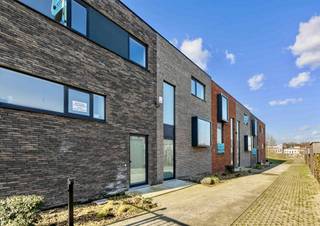 Kwalitatieve energiezuinige (zonnepanelen) NIEUWBOUW met 3 SLK, 2 ondergrondse parkings en omheinde TUIN. Goedgelegen in een afgesloten domein met aangelegd park, nabij het station. INDELING: 2 ondergrondse parkings, berging, grote lichtrijke leefruimte met open geïnstalleerde keuken, 3 slaapkamers, badkamer, aangelegd terras en omheinde TUIN. TROEVEN: direct beschikbaar, voorzien van zonnepanelen, centrale verwarming op aardgas, aangename ruimtes, conforme elektr.. Bezoek na afspraak met IMMO BEGUIN: info@immobeguin.be
