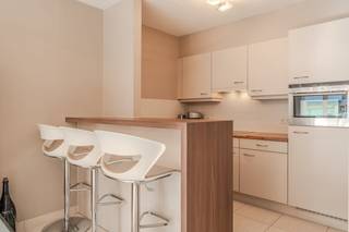 Knap afgewerkte studio te huur in de jonge residentie "Carthago II", Oostendelaan 55, Middelkerke. Deze studio geniet van veel lichtinval (zuidgericht), werd met smaak ingericht en is voorzien van ingemaakte kasten. U bevindt zich nabij het centrum van Middelkerke, op wandelafstand van winkels, het casino en de Zeedijk. <br /><br />Indeling: <br />- inkomhal<br />- lichtrijke leefruimte voorzien van ingemaakt bed in de kast<br />- open geïnstalleerde keuken<br />- badkamer met douche en lavabo meubel<br />- apart toilet<br /><br />Troeven:<br />- centrale ligging, vlakbij winkels, restaurants en de Zeedijk<br />- gemeenschappelijke fietsenberging<br />- conforme keuring elektrische installatie<br /><br />Algemene onkosten: €30/maand + provisie water: €25/maand<br /><br />Onmiddellijk beschikbaar. <br /><br />Ben je geïnteresseerd in dit pand te huur in Middelkerke? Ga naar de website www.dewaele.com, klik op het pand dat je wenst te huren. Via de rode knop "vraag je bezoek aan" vragen we u kort een profiel in te vullen. Daarna nemen we contact op voor een bezoek. Telefonisch kunnen er geen afspraken gemaakt worden.