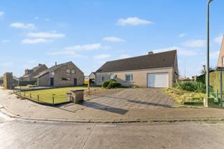 Deze centraal gelegen bungalow op een perceel van 833 m² in het centrum van Torhout is ideaal voor wie comfortabel en zorgeloos levenslang wil wonen. Bovendien biedt de woning volop mogelijkheden om volledig naar eigen smaak te worden gerenoveerd.

De woning heeft een praktische gelijkvloerse indeling en beschikt daarnaast over een ruime zolderverdieping die nog volledig kan worden ingericht. Op het gelijkvloers vinden we een inkomhal met gastentoilet, een lichtrijke leefruimte met aansluitend de keuken, een bijzonder ruime slaapkamer, een badkamer, een wasplaats en een inpandige garage.

Troeven:
* grote tuin met tuinberging
* station op 1 km
* Colruyt op 600m

De woning valt onder de renovatieverplichting opgelegd door de Vlaamse overheid.

Bent u op zoek naar een woning met tal van mogelijkheden? Neem dan snel contact op met Immo Hyboma — en wie weet wordt dit binnenkort uw nieuwe thuis!