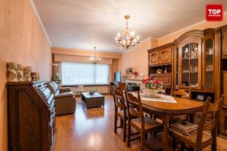 Op een toplocatie, in een rustige en aangename buurt vlak bij het bruisende stadscentrum, vindt u dit gelijkvloers appartement met veel potentieel.<br /><br />Het appartement beschikt over een lichtrijke leefruimte, een keuken en badkamer die goed in orde zijn, twee volwaardige slaapkamers en een kleine koer met handige achteringang. Ideaal voor wie graag wat buitenruimte heeft in de stad.<br /><br />Hoewel het appartement instapklaar is, kan het met een opfrissing volledig naar eigen smaak worden ingericht.<br /><br />Praktisch:<br /><br />-2 slaapkamers<br /><br />-Badkamer en keuken in goede staat<br /><br />-Kleine koer met achteruitgang<br /><br />Syndicale kosten: +- €200/maand<br /><br />Op wandelafstand van het centrum en alle voorzieningen<br /><br />Beschikbaar bij akte!<br /><br />Contacteer Top Vastgoed voor een bezoek op 0475 700 700