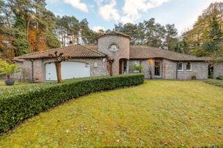 Rustig gelegen villa in Spaanse stijl met zeer ruime woonkamer, bureaugedeelte, drie slaapkamers, twee badkamers op ruim 2.800 m². Epc-score:...