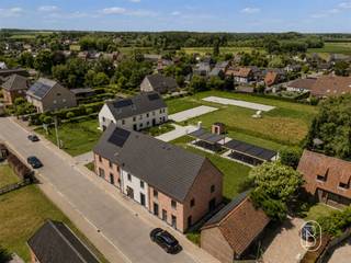 <p><span>Ontdek de charme van Asper, een sfeervolle deelgemeente van Gavere, waar een uniek nieuwbouwproject op u wacht. Gelegen in een bevoorrechte omgeving, op slechts 15 minuten rijden van de bruisende stad Gent, presenteert dit project 12 prachtige nieuwbouwwoningen. In elke woning is er de mogelijkheid om een vierde tot zelf een vijfde slaapkamer te voorzien. De woningen lot 1, 2 en lot 6 tot en met 12 hebben een afgewerkte zolderkamer in de prijs inbegrepen.<br /></span><br /><span>Dit woonproject bevindt zich in een licht en rustig gebied, een ware oase van sereniteit. Een woonerf waar rust en groen samenkomen, biedt u een unieke levensstijl weg van de drukte van alledag. Het is de perfecte balans tussen de levendige stad en de vredige natuur.</span><br /><span>Om uw comfort te optimaliseren, bieden wij de mogelijkheid om een carport of staanplaats aan te kopen. Voor €20.000 (exclusief kosten) kunt u genieten van de beschutting van een carport, terwijl een staanplaats, exclusief kosten, beschikbaar is voor €12.500. U heeft de vrijheid om te kiezen welke optie het beste bij uw wensen past.<br /></span><br /><span>Stap binnen in uw droomhuis, waar comfort en stijl samenkomen in deze volledig sleutel-op-de-deur afgewerkte woningen. Elk detail is zorgvuldig overwogen, waardoor u meteen kunt genieten van uw nieuwe thuis in Asper.</span><br /><span>Volgens het voorziene lastenboek heeft u de keuze om deze ruimtes in te richten volgens uw eigen smaak en voorkeuren.<br /><br />Bezoek na afspraak met immo beguin: emiel@immobeguin.be<br /></span></p>