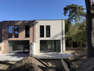 Op zoek naar een moderne, energiezuinige woning in een groene omgeving? Ontdek deze drie gloednieuwe woningen aan de Kalmthoutsesteenweg 157 te Wuustwezel, vlak bij het centrum van Kalmthout. Deze woningen combineren hedendaags wooncomfort met de nieuwste technieken en een uitstekende ligging.<br /><br />Elke woning beschikt over een ruime en lichtrijke leefruimte met grote raampartijen die zorgen voor veel natuurlijk licht. De open indeling sluit naadloos aan op de moderne keuken en biedt een aangenaam gevoel van ruimte. Aansluitend bevindt zich een praktische berging met aansluiting voor wasmachine en droogkast, evenals een bureauruimte en een apart gastentoilet op het gelijkvloers.<br /><br />Op de eerste verdieping vinden we drie volwaardige slaapkamers, ideaal voor een gezin of mensen die graag extra ruimte hebben voor een bureau of hobbykamer. De moderne badkamer is uitgerust met een stijlvolle inloopdouche en dubbele lavabo. Daarnaast is er ook een aparte technische berging op de verdieping, waardoor je alle technieken netjes uit het zicht kunt houden. Verder nog een apart toilet op de verdieping.<br /><br />De woningen zijn gebouwd met aandacht voor duurzaamheid en comfort. Ze zijn uitgerust met een warmtepomp in combinatie met vloerverwarming, zonnepanelen, een ventilatiesysteem D en een regenwaterput die aangesloten is op de toiletten en een buitenkraantje. Dit zorgt niet alleen voor een lager energieverbruik, maar ook voor een aangenaam en gezond binnenklimaat het hele jaar door.<br /><br />Gelegen op een vlot bereikbare locatie, geniet je hier van de rust van Wuustwezel met de nabijheid van het centrum van Kalmthout en alle nodige voorzieningen in de buurt. Kortom, deze woningen bieden het perfecte evenwicht tussen comfort, energiezuinigheid en ligging.