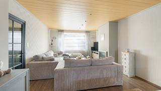 Deze instapklare en bijzonder ruime gezinswoning is een echte topper in ons aanbod en combineert comfort, kwaliteit en een uitstekende ligging. Gelegen in een rustige, dorpse omgeving in het centrum van Zeebrugge, geniet U hier van alle voorzieningen op wandelafstand én een vlotte bereikbaarheid via de invalswegen. Bovendien bevindt de woning zich op slechts 3 km van Knokke-Heist, ideaal voor wie wonen en bereikbaarheid wil combineren.<br /><br />De woning beschikt over tal van sterke troeven zoals een goede EPC-score, conforme elektriciteit, zonnepanelen en elektrische rolluiken, wat zorgt voor een energiezuinig en zorgeloos wooncomfort. Een absolute meerwaarde is de zeer ruime dubbele garage, inclusief twee staanplaatsen voor de garage, volledig inbegrepen in de prijs.<br /><br />Indeling:<br />- Inkomhal met op maat gemaakte kasten,<br />- Apart gastentoilet,<br />- Ruime en lichtrijke leefruimte met gezellige zithoek,<br />- Eetplaats,<br />- Volledig ingerichte kwalitatieve leefkeuken met kookeiland en bijhorende zitplaatsen,<br />- Praktische bergingsruimte met mogelijkheid tot het creëren van een tweede badkamer,<br />- Gezellige veranda met zicht op het terras,<br />- Keurig aangelegd en onderhoudsvriendelijk terras,<br />- Zeer ruime dubbele garage voorzien van een elektrische poort, alsook twee staanplaatsen voor de garage.<br /><br />Eerste verdieping:<br />- Nachthal,<br />- Badkamer uitgerust met bad, douche, lavabo en toilet,<br />- Ruime slaapkamer met ingemaakte kasten,<br />- Tweede ruime slaapkamer, eveneens met ingemaakte kasten,<br /><br />Tweede verdieping:<br />- Derde slaapkamer,<br />- Vierde, zeer ruime slaapkamer met veluxramen, voorzien van geïntegreerde rolluiken en insectenwering.<br /><br />Bent u op zoek naar een instapklare gezinswoning met ruimte, comfort en een uitstekende ligging. Dan is deze woning zonder twijfel een buitenkans. Contacteer Maxim via 0477 06 03 30 of via maxim@rhvastgoed.com voor een bezoek ter plaatse.