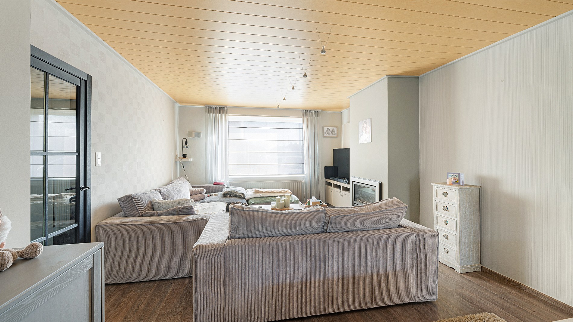 Instapklare en ruime gezinswoning met dubbele garage in het hart van Zeebrugge. - foto 3