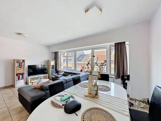 <p><strong>Te huur: verzorgd appartement in een residentiële buurt van Vilvoorde, op Joost van Den Vondelstraat 4.</strong></p><p>Dit energiezuinige appartement (EPC-label B) beschikt over twee slaapkamers, een praktisch terras, een volledig ingebouwde keuken en een private kelder. Gelegen in een rustige woonomgeving, met alle voorzieningen binnen handbereik.</p><p><br /></p><p><strong>Belangrijkste ruimtes:</strong></p><ul><li>Inkomhal</li><li>Living met toegang tot het terras</li><li>Volledig ingebouwde keuken</li><li>Twee slaapkamers</li><li>Badkamer met douche en toilet</li><li>Berging</li><li>Individuele private kelder</li><li>Staanplaats</li></ul><p><strong>Troeven:</strong></p><ul><li>Energiezuinig (EPC-label B)</li><li>Volledig ingebouwde keuken</li><li>Private kelder en staanplaats</li></ul><p><strong>Maandelijkse provisie</strong>: € 150 (voor onderhoud gemene delen, syndicus, minuterie en chauffage privatief)</p><p><br /></p><p>Neem vandaag nog contact op met Sara De Maeyer voor een bezoek via: https://mijnhuurprofiel.be/property/0226df34-016b-463e-b844-ac679fe78558</p><p><br /></p><p>JOUW DROOMAPPARTEMENT. ZO GEVONDEN!</p>