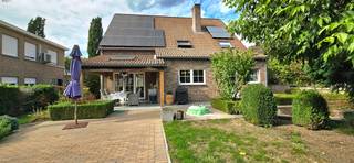 Zeer ruime woning ( met 4 slaapkamers ) gelegen op 663 ca. in "het Beverly Hills" van Lummen, op een lichte helling in een mooie residentiële omgeving in een doodlopende straat.<br />UNIEKE LIGGING!<br />Deze villa is gelegen op wandelafstand aan de rand van de dorpskern van Lummen en toch maar op 2 minuutjes rijden van de op-en afritten E313/E314 ( naar Bussel, Luik, Antwerpen, Nederland ...)<br />In Lummen centrum vind je alles wat het leven aangenaam en gemakkelijk maakt zoals de bakker, boetieks, dokters, apotheken, post, banken, leuke horecazaken, optiek, supermarkt en ook de scholen. Van kleuter- tot en met middelbaar onderwijs en bijhorende naschoolse opvang.<br />Aan het bussenknoopppunt, ook in het centrum, kan je dan weer het openbaar vervoer nemen naar alle gewenste richtingen reizen.<br />De sportfaciliteiten zoals tennis, padel, zwembad, sporthal - voor volleybal, basketbal, judo enz... -, voetbal, de Finse piste.... en de bibliotheek zijn op wandelafstand.<br />Lummen is bovendien rijk wandel - en fiets/mountainbikepaden zoals aan het Schulens meer, het domein van de Duizendjarige Eik, de Willekensberg, het Larens Broek enz...<br /><br />INDELING VAN DEZE RUIME WONING<br />Gelijkvloers : de ruime inkomhal met vide, de leefkamer van 42 m² met airco, ruime keuken met eethoek ( 24 m² ), de wasplaats met buitendeur, de CV-ruimte en de inpandige garage. <br />Via het sas/gangetje achteraan kom je in de groene tuin met terrasjes en het overdekte terras van 16 m² waar het het hele jaar door aangenaam toeven is.<br /><br />Verdieping : aan de overloop/nachthal grenzen 4 ruime slaapkamers ( 16 m² met airco, 13 m², 13 m² en 11 m² ), de badkamer met dubbele lavabo, ligbad en douche.<br />Op deze verdieping is ook een apart toilet.<br />De zolder is 70 m².<br />De kelder is 140 m² groot. Hij is hoog, droog en volledig betegeld. Van in de klelder heb je ook een buitendeur naar de tuin.<br /><br />De woning wordt verwarmd met aardgas. Gelijkvloers vloerverwarming, verdieping radiatoren.<br />De woning beschikt over 22 zonnepanelen die jaarlijks nog 5 certificaten van € 270 opbrengen en ook een zonneboiler.<br />De ramen zijn PVC, dubbel glas.<br />EPC B<br />De woning is beveiligd met een alarm.<br /><br /><br /><br />