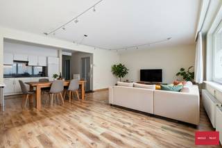 Op zoek naar comfortabel wonen op één niveau? Dit verzorgd en instapklaar gelijkvloers appartement biedt alles wat je nodig hebt: een inkomhal...