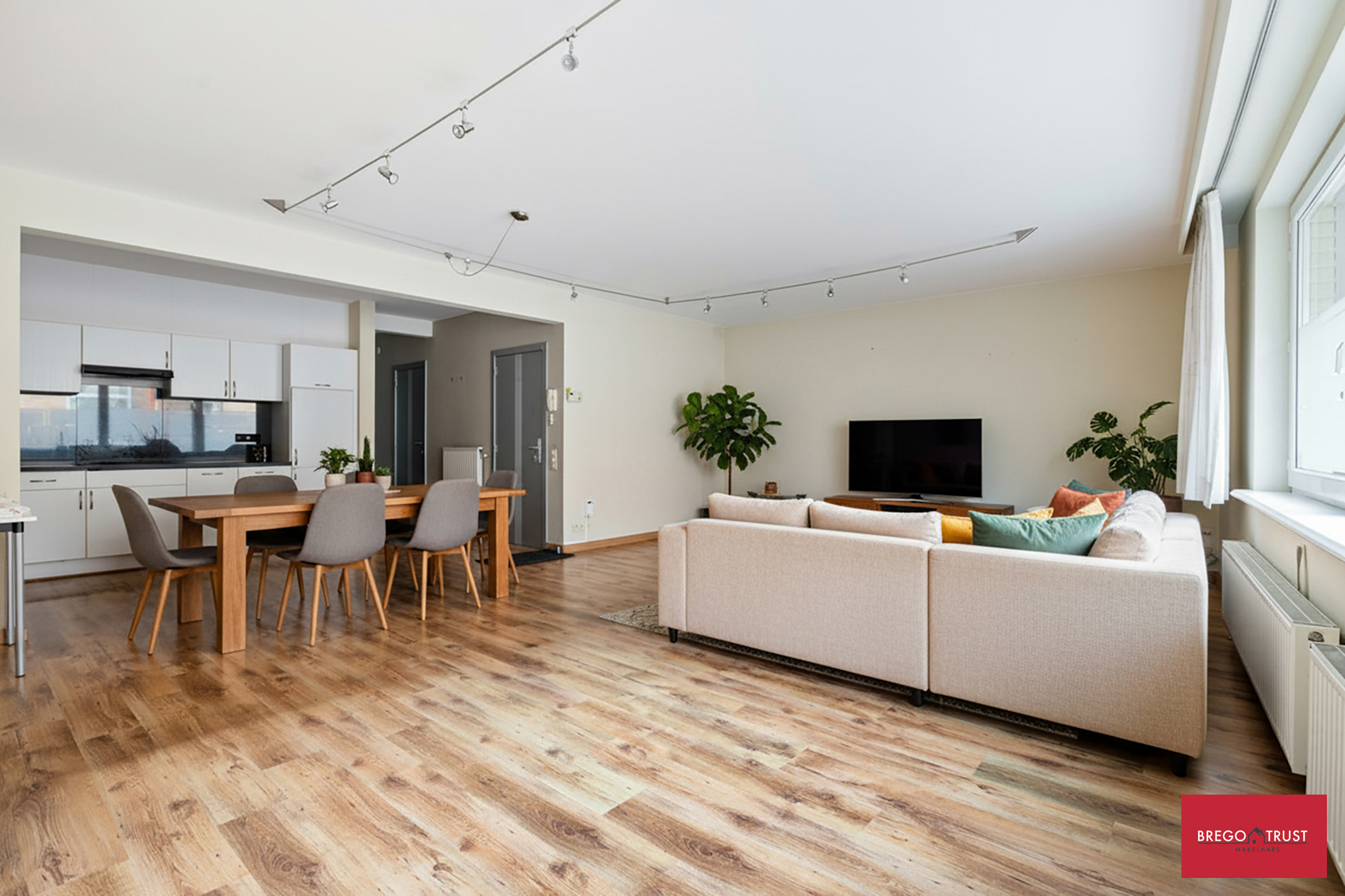 Gelijkvloers appartement met tuin en garage - foto 1