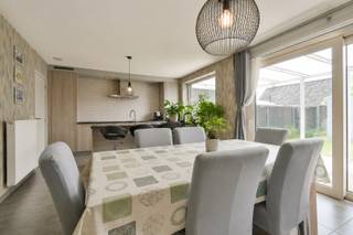 Welkom in de Groene-Herdersgoed 27 in Roeselare, een fantastische, energiezuinige woning gelegen in een rustige, residentiële wijk. Dankzij de gunstige ligging geniet u van een vlotte verbinding naar de snelweg én het levendige stadscentrum van Roeselare.<br /><br />Bij het binnenkomen wordt u verwelkomd in een stijlvolle inkomhal met apart gastentoilet. De lichtrijke leefruimte straalt warmte en gezelligheid uit en vloeit naadloos over in de volledig uitgeruste keuken met moderne toestellen en een praktisch kookeiland – de ideale plek voor wie van koken houdt. Op zonnige dagen wandelt u rechtstreeks de tuin in, waar u in alle rust kunt genieten van de zon en een heerlijk drankje.<br /><br />Op de bovenverdieping vindt u drie volwaardige slaapkamers, ingericht met het oog op optimaal comfort en nachtrust. De stijlvolle badkamer beschikt over een ruime inloopdouche, een ligbad, een badkamermeubel met lavabo en een tweede toilet.<br /><br />De buitenruimte is een absolute troef: een aangelegde tuin met een gezellige overkapping. U kiest op elk moment van de dag tussen zon en schaduw. Parkeren doet u eenvoudig op de ruime oprit, die plaats biedt aan meerdere wagens. Daarnaast beschikt de woning over een inpandige garage.<br /><br />De vermelde prijs is een richtprijs. Elk bod, hoger of lager dan deze prijs, wordt voorgelegd aan de eigenaar, die zich het recht voorbehoudt om dit te aanvaarden of te weigeren.