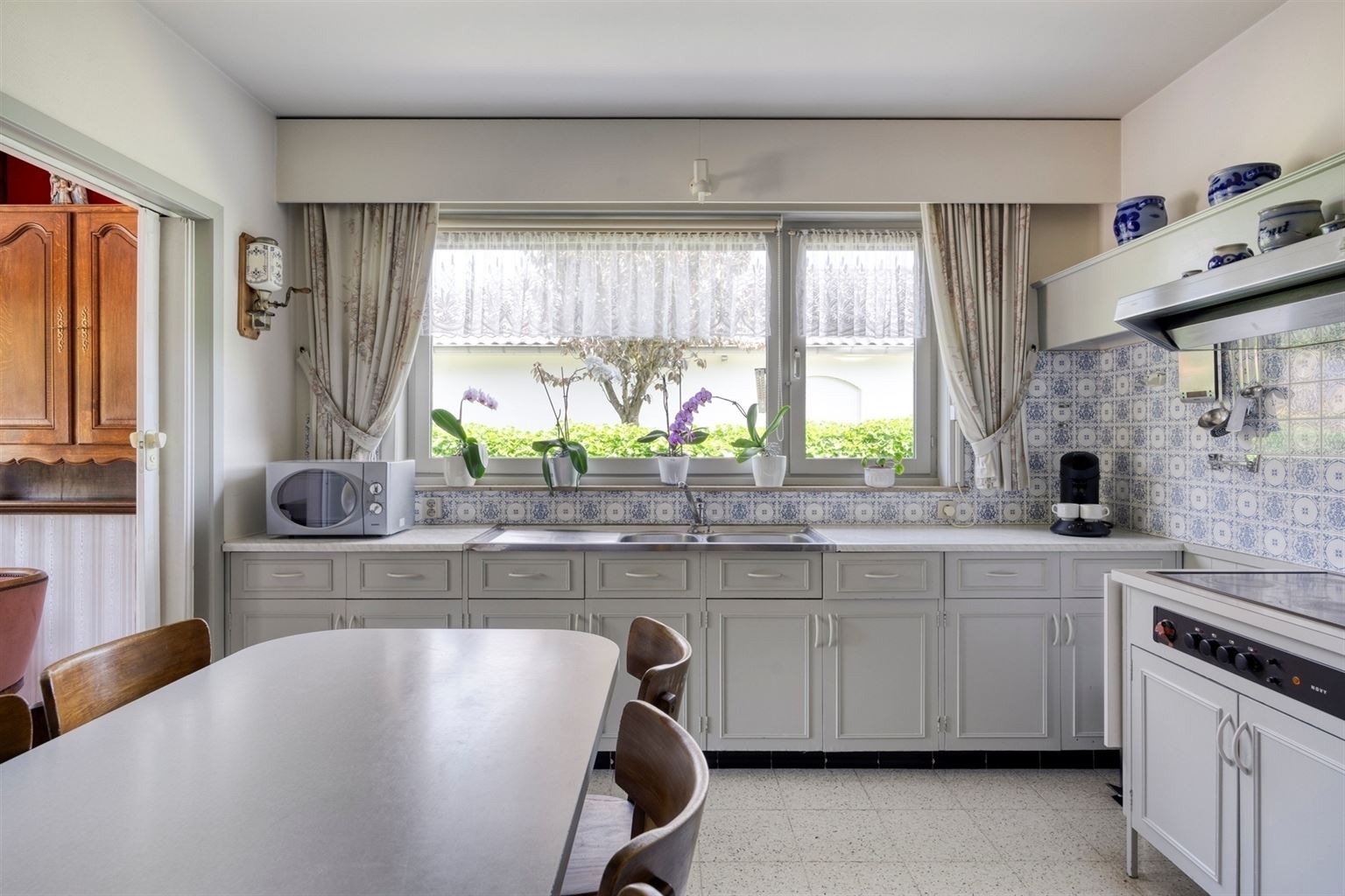 Vrijstaande woning met 4 slaapkamers, ruime tuin en garage op een riant perceel van 9a99ca, rustig gelegen nabij het centrum van Maaseik.  - foto 5