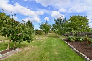 Ontdek deze verrassend ruime en karaktervolle woning op een prachtig perceel van maar liefst 20a85ca. Met een bewoonbare oppervlakte van ca. 285 m²...