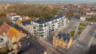 Op een toplocatie aan het station van Diksmuide bevindt zich dit ruim en instapklaar nieuwbouwappartement met 3 slaapkamers in Residentie Patersvat. Dankzij de centrale ligging geniet u van een uitstekende verbinding en bevinden winkels, supermarkten, horeca en openbaar vervoer zich op wandelafstand. Dit energiezuinig appartement is ideaal als eigen woonst of als interessante vastgoedinvestering in Diksmuide.<br /><br />Het lichtrijke gelijkvloerse appartement wordt betreden via de verzorgde gemeenschappelijke inkomhal met brievenbussen. Via de inkomhal met apart gastentoilet komt u terecht in de ruime leefruimte met gezellige bureauhoek en grote raampartijen die zorgen voor veel natuurlijk licht. De moderne open keuken is volledig uitgerust met kwalitatieve AEG-toestellen, waaronder een combi-oven, vitrokeramische kookplaat, dampkap, koelkast, vaatwasmachine en spoelbak.<br /><br />Verder beschikt het appartement over 3 volwaardige slaapkamers, een moderne badkamer met lavabo en inloopdouche en een praktische berging waar alle technieken netjes zijn ondergebracht. Extra troeven zijn de 2 ruime terrassen van 7,52 m² en 25 m², waar u in alle rust kan genieten van het buitenleven.<br /><br />Daarnaast beschikt Residentie Patersvat over een gemeenschappelijke fietsenberging, wat extra comfort biedt voor bewoners.<br /><br />Bent u op zoek naar een instapklaar appartement met 3 slaapkamers te koop in Diksmuide of wenst u te investeren in nieuwbouwvastgoed op een centrale ligging? Dan is dit een unieke opportuniteit. Contacteer ons vandaag nog voor meer informatie of een bezoek ter plaatse.<br /><br />