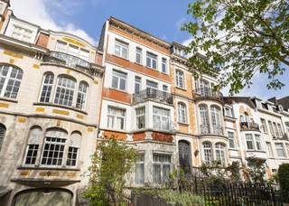 Gelegen in Anderlecht, vlakbij alle voorzieningen, biedt dit charmante 2-slaapkamerappartement een aangename combinatie van licht, comfort...