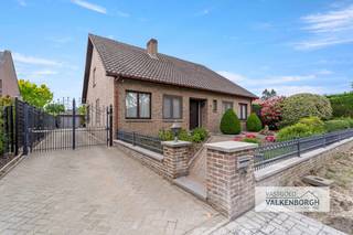 Bezoeken ter plaatse worden ingepland via e-mail: bart@vastgoedvalkenborgh.be <br /><br /><span>Gelegen aan de rustige Korenmolenweg 53 in het groene Zonhoven, bevindt zich deze uitstekend onderhouden woning op een absolute toplocatie, vlakbij natuurgebied De Teut én op korte afstand van het centrum van Zonhoven. Dankzij de vlotte bereikbaarheid combineert deze eigendom rust, natuur en comfort met alle dagelijkse voorzieningen binnen handbereik.</span><br />Deze ruime woning uit 1987 werd steeds met de grootste zorg onderhouden en is volledig instapklaar. Met haar royale woonoppervlakte, praktische indeling en tal van kwalitatieve extra’s vormt dit de ideale thuis voor (grotere) gezinnen of wie op zoek is naar comfortabel wonen met veel ruimte.<br /><br />Indeling: Gelijkvloers: inkom, leefruimte, keuken, veranda, bergruimte, slaapkamer één, slaapkamer twee met ingebouwde dressing, slaapkamer drie, badkamer, gastentoilet, sas en garage met sectionale poort. Via deze garage is er nog een toegankelijke ruime stockageruimte op verdiep waar de technische ruimte is voorzien.<br />1e Verdieping: ruime ingerichte zolder toegankelijke trap, overloop en twee zeer ruime slaapkamers waar er een infraroodcabine werd geïnstalleerd.<br />Kelder met veel opslagruimte aanwezig. <br /><br />Comfort: Deze woning van 1987 is in zeer goede staat van onderhoud en volledig instapklaar. De keuken is voorzien van een inbouwoven, inductiekookplaat , spoelbak en het werkblad is van graniet. De badkamer  is ingericht met een dubbele lavabo in massief graniet en een ruime inloopdouche, eveneens in massief graniet. In de bergruimte is er een aansluiting voor wasmachine, droogkast en afwasmachine. Alle binnendeuren zijn van eik.<br /><br />Tuin: zeer mooie onderhouden tuin met geautomatiseerde sproeinstallatie, overdekt terras met zonneluifel, tuinhuis met berg-en loungeruimte (inclusief geautomatiseerde screen), ruime extra garage met sectionale poort. De tuin is zuid georiënteerd en volledig omheind. Leuk vertoeven dus waar je in alle comfort en rust kan genieten van volledige privacy.<br /><br />Energie: 28 zonnepanelen van 250 WP/paneel met overdraagbare groenestroomcertificaten tot 2032 (230 € per certificaat), thuisbatterij van 15 KW, houten Meranti ramen met dubbel glas en overal rolluiken aanwezig. Ventilo-convectoren op gelijkvloers en radiatoren boven. Verwarming op stookolie. Boiler van 150 liter en reserveboiler met hetzelfde volume. Houtkachel in de leefruimte. Dak is geïsoleerd.<br />EPC-score: 243kWh/m². <br /><br />Ruime parkeergelegenheden voorzien voor meerdere voertuigen.<br /><br />Bewoonbare opp.: 213m².<br />Perceel opp.: 8a76ca.<br />KI: 1.157 €<br />Vraagprijs: 525.000 €<br />Meer informatie via kantoor op 0475/555903 of bart@vastgoedvalkenborgh.be<br /> <br /><br /> 