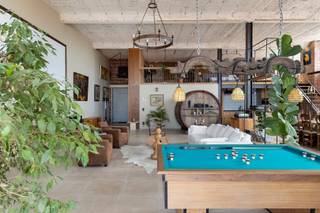 DISCOVERY DAY: Zat. 10/10 van 14u30 - 15u30.Kom als eerste deze woning ontdekken!www.doorniksesteenweg151loft211.beDeze extreem ruime loft met maar liefst 267m² bewoonbare oppervlakte geniet van 5m hoge ramen die de volledige ruimte omarmen in natuurlijk licht. Afgewerkt met duurzame materialen van topkwaliteit zoals een vloer in natuursteen: DESERTSTONE, Eiken vloer met volle kern, een balustrade in ambachtelijke smeedwerk. Dit gecombineerde met authentieke elementen die gereïntegreerd werden vanuit de oorspronkelijke spinnerij. De loft verwelkomt u met impressionante inkomhal met hoge ingemaakte kasten met doorgang naar een zeer ruime leefruimte met prachtige lichtinval en een open inrichting. Een royale zithoek met 4K Homecinema, een biljart ruimte, aparte bar met onbijthoek, eetplaats voor 12 personen, een volledig ingerichte, open keuken. Vanuit de leefruimte is er zicht en toegang via het grote schuifraam naar het terras van 42m², waar je gezellig kan vertoeven in alle stilte en privacy. De badkamer verwelkomt je in een relaxerende sfeer. Uitgerust met een luxe 2-persoonbubbelbad, dubbele open douches, dubbele wastafel, een toilet, een infrarood sauna en als kers op de taart een authentieke, eiken wijnton die werd omgebouwd naar een Finse Sauna. De ultieme badkamer die zorgt voor perfecte ontspanning. Aan de keuken, paalt ook nog handige, technische berging en een apart toilet met wastafel en urinoir. Op de mezzanine verdieping, toegankelijk via de authentieke trap uit de spinnerij, bevinden zich 2 slaapruimtes en een open bureaugedeelte. Afgewerkt met ambachtelijk smeedijzeren balustrade en ingebouwde eiken kleerkasten. Voorzien van vloerverwarming op gas, een conforme elektriciteit en zonnewering/-gordijnen aan alle ramen is deze loft volledig instapklaar! Er bestaat een mogelijkheid om een ondergrondse garage voor 4 wagens met groot atelier bij te kopen voor €66.000. Deze unieke leefomgeving van de GROOTTE FABRIEKE biedt tal van faciliteiten voor haar bewoners. Zo zijn er meerdere gemeenschappelijke tuinzones, een lounge area met petanque en barbeque mogelijkheden en een museumcafé waar privé evenementen kunnen doorgaan. Er staan nog verschillende projecten op punt om uitgevoerd te worden zoals een polyvalente zaal en een groene binnentuin aan de West-zijde. Meer info of een bezoek? Contacteer Stein via 0468 41 38 48 of stein@immovercoutere.be