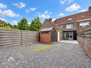 <p>Instapklare woning in de nabijheid van allerlei faciliteiten bestaande uit een inkomhal met afzonderlijk toilet, lichtrijke leefruimte met eet-en zithoek, uitgebouwde tuinkamer/polyvalente ruimte, was/bergplaats en een onderhoudsvriendelijke tuin met terras + tuinberging en uitweg langs te achterzijde (ideaal voor fietsen of privatieve oprit voor de wagen). Op het 1<sup>ste</sup> verdiep zijn 2 ruime slaapkamers, ingerichte badkamer (inloopdouche, lavabo en toilet) en een vaste trap naar de 2<sup>de</sup> verdieping die afgewerkt is met een 3<sup>de</sup> en 4<sup>de</sup> slaapkamer + berging.</p>
<p></p>
<p>Extra troeven:</p>
<ul>
<li>Energiezuinig</li>
<li>Conforme keuring elektriciteit</li>
<li>Dubbele beglazing (PVC) en CV op gas</li>
<li>Droge kelder</li>
<li>In de nabijheid van scholen, winkels en openbaar vervoer</li>
<li>Instapklaar</li>
</ul>
<p></p>
<p>Deze woning is te koop ZONDER makelaar via het concept van Smart Houses! Wenst u verdere inlichtingen of bezoek? Contacteer rechtstreeks de eigenaar via 0485/78.06.69</p>