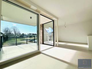 <p>Reeds meer dan 71% verkocht!<br /><br />Binnenkort van dit nieuwbouw appartement uw thuis maken, midden in het centrum van Maldegem? Dit is de kans!<br /><br />Project Koffiebranderij bevindt zich in het bruisende centrum van Maldegem. Met alle faciliteiten op wandelafstand. Het project bestaat uit 23 appartementen en 4 penthouses. Langs de achterzijde kunt u genieten van een prachtig aangelegde binnentuin. Bovendien zijn de appartementen op het gelijkvloers voorzien van een privé tuintje.<br /><br />Dit appartement bevindt zich op de 1e verdieping met volledig zicht op de gemeenschappelijke tuin. Bovendien wordt dit appartement afgewerkt aangeboden waardoor u geen keuzestress meer hoeft te ervaren. <br />Deze zullen uiteraard aan alle hedendaagse energienormen voldoen. Ieder appartement is voorzien van GEOTHERMISCHE WARMTEPOMPEN, vloerverwarming met passieve koeling en ZONNEPANELEN. Het gebouw heeft een zuidgerichte oriëntatie waardoor je steeds kan genieten van het zonnetje vanop je terras of in je tuintje.<br /><br />Zowel ondergronds als bovengronds zijn nog staanplaatsen beschikbaar. <br /><br />Nieuwsgierig naar deze tijdloze bouw met grote raampartijen en ultiem comfort?<br />Contacteer Bonne Vastgoed 7 op 7 voor meer info via 0468/104040 of info@bonnevastgoed.be</p>