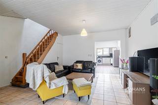 <p><span>Van Rossumstraat 6 - Deurne</span></p><p><span> </span></p><p><span>Woning (128 m²) met 3 slaapkamers en tuin (40 m²) in Deurne.</span></p><p><span> </span></p><p><span>De Van Rossumstraat is een rustige woonstraat in Deurne-Noord, met alles wat je dagelijks nodig hebt binnen handbereik. Winkels, scholen en openbaar vervoer bevinden zich in de nabije omgeving, terwijl je via de Bisschoppenhoflaan vlot verbinding maakt met de rest van Deurne, Antwerpen en omliggende gemeenten. Zo combineer je hier rustig wonen met een goede bereikbaarheid.</span></p><p><span> </span></p><p><span>In de woning zijn de voorbije jaren reeds verschillende belangrijke technische vernieuwingen gebeurd, maar ze is hier en daar nog naar eigen smaak op te frissen. Zo werd het dak in 2019 vernieuwd en geïsoleerd, werden datzelfde jaar nieuwe PVC-ramen en een veiligheidsdeur geplaatst en is ook de elektriciteit conform. De verwarmingsketel dateert van 2015, net als de keuken. Bovendien zijn er overal rolluiken aanwezig en beschikt de woning over een droge kelder. Momenteel is de woning verhuurd aan €715/maand.</span></p><p><span>Op het gelijkvloers biedt de aparte inkomhal toegang tot de ruime woonkamer van 32 m². Aansluitend bevindt zich de eetkamer van maar liefst 18 m², die dankzij een lichtkoepel van extra natuurlijke lichtinval geniet. Achteraan ligt de keuken van 10 m², uitgerust met onder meer een kookvuur, dampkap en oven. Naast de keuken bevindt zich een apart gastentoilet. Achteraan heb je toegang tot de noord-gerichte tuin van 40 m².</span></p><p><span>Op de eerste verdieping bevinden zich drie slaapkamers van respectievelijk 18 m², 12 m² en 8 m². De kleinste slaapkamer geeft rechtstreeks toegang tot de badkamer van 5 m², voorzien van een douche, toilet en dubbel lavabomeubel.</span></p><p><span>Ben je op zoek naar een woning die je verder naar eigen smaak kan moderniseren, terwijl verschillende belangrijke technische zaken al werden aangepakt? Kom dan zeker eens kijken!</span></p><p><span>Bewoonbare opp. 128 m² ref.: bruto vloeropp. EPC. Voor meer info of een gratis schatting surf naar www.hansimmo.be</span></p><p><span> </span></p>