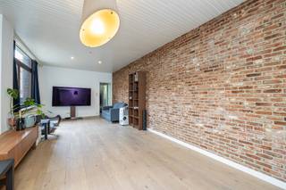 Dit ruime gelijkvloerse appartement bevindt zich op een toplocatie aan de Amerikalei, in een populaire en levendige buurt met winkels, horeca, openbaar vervoer en invalswegen binnen handbereik. De centrale ligging combineert stadscomfort met een vlotte bereikbaarheid.<br /><br />U komt binnen in een ruime inkomhal met toegang tot een bureauruimte die eveneens kan dienen als slaapkamer of leefruimte. De volledig geïnstalleerde keuken is uitgerust met een aansluitende wasplaats en geeft rechtstreeks toegang tot de stadstuin. In de gang vindt u een apart toilet en een ruime leefruimte die flexibel kan worden ingericht als living, extra slaapkamer of bureau. Achteraan ligt de rustige slaapkamer, naast de badkamer met inloopdouche. Een privatieve kelderberging biedt extra opbergruimte.<br /><br />De tuin vormt een aangename buitenruimte waar u in alle rust kunt genieten van het buitenleven midden in de stad.<br /><br />Met een EPC-label E valt het pand onder de renovatieverplichting. Dit pand is onderworpen aan de renovatieverplichting van de Vlaamse overheid voor residentiële gebouwen (behoudens bij sloop binnen 5 jaar na de aankoop). Consulteer voor meer informatie de website van het Vlaams Energie- en Klimaatagentschap via https://www.vlaanderen.be/een-huis-of-appartement-kopen/renovatieverplichting-voor-residentiele-gebouwen.<br /><br />Troeven<br />Toplocatie aan de populaire Amerikalei<br />oppervlakte van 137 m²<br />parketvloer<br />Flexibele indeling met bureau- of extra slaapmogelijkheid<br />Gezellige stadstuin <br />slaapkamer aan de achterzijde