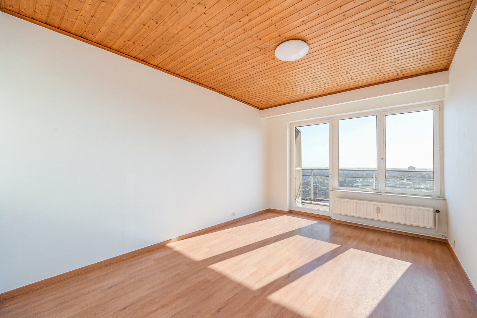 Lichtrijk appartement met panoramisch uitzicht - foto 4