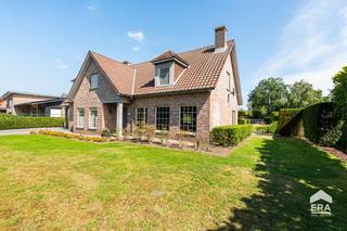 elegen op een royaal perceel van 2.229 m² combineert deze woning een praktische indeling met tal van mogelijkheden om er volledig uw eigen thuis van te maken. De gelijkvloerse verdieping werd volledig vernieuwd en straalt een eigentijdse, aangename sfeer uit. De ruime leefruimte en gezellige leefkeuken vormen het hart van de woning, met veel natuurlijke lichtinval en maatkasten die doorheen de woning zorgen voor extra comfort en opbergruimte.
<p>De volledig aangelegde tuin met grote terrassen en een verwarmd zwembad, biedt volop ruimte om te genieten van rust en privacy. Het poolhouse kan nog naar eigen smaak verder ingericht worden. De woning beschikt over een carport vlakbij de achterdeur en twee hogere carports achteraan, naast een ruime garage met automatische poort.</p>
<p>De rustige ligging is een extra troef, met winkels, scholen en belangrijke verbindingswegen in de nabije omgeving.</p>
<p>Beschikbaar uiterlijk eind augustus 2027.</p>
<p><strong>Troeven</strong>:</p>
<ul><li>Gunstig EPC B – 197 kWh/m²</li><li>Ruime en praktisch ingerichte woning</li><li>Maatkasten aanwezig doorheen de woning</li><li>Gezellige tuin met grote terrassen</li><li>Verwarmd zwembad</li><li>Sproeisysteem aanwezig</li><li>Kruipkelder aanwezig</li></ul>
<p><strong>Indeling:</strong></p>
<ul><li>Gelijkvloers: inkom/traphal; apart toilet; living; keuken; berging/wasplaats/douche; bureau</li><li>1<sup>ste</sup> verdiep: slaapkamer 1 met dressing en berging; slaapkamer 2 met bureauruimte; slaapkamer 3; badkamer</li><li>Tuin met 3 carports + garage + poolhouse + tuinhuis</li></ul>
<p>Op zoek naar een ruime, instapklare woning waar comfort, licht en buitenleven mooi samenkomen? Contacteer ons vandaag nog om een bezoek vast te leggen.</p>